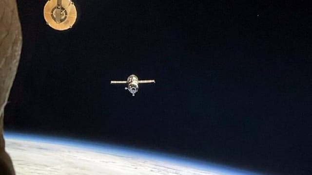 Espaçonave russa deixa a estação espacial e queima na atmosfera da Terra
