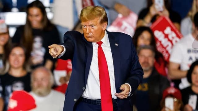 Trump prometeu às petrolíferas acabar com os apoios aos elétricos, em troca de donativos